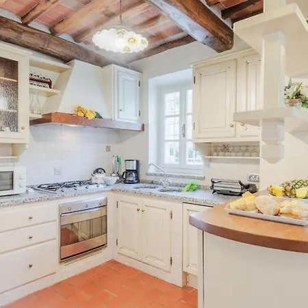 Dondolino, A Stylish Villa Lucca