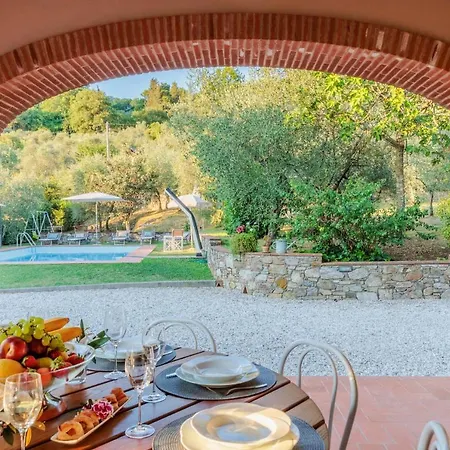 Dondolino, A Stylish Villa Lucca